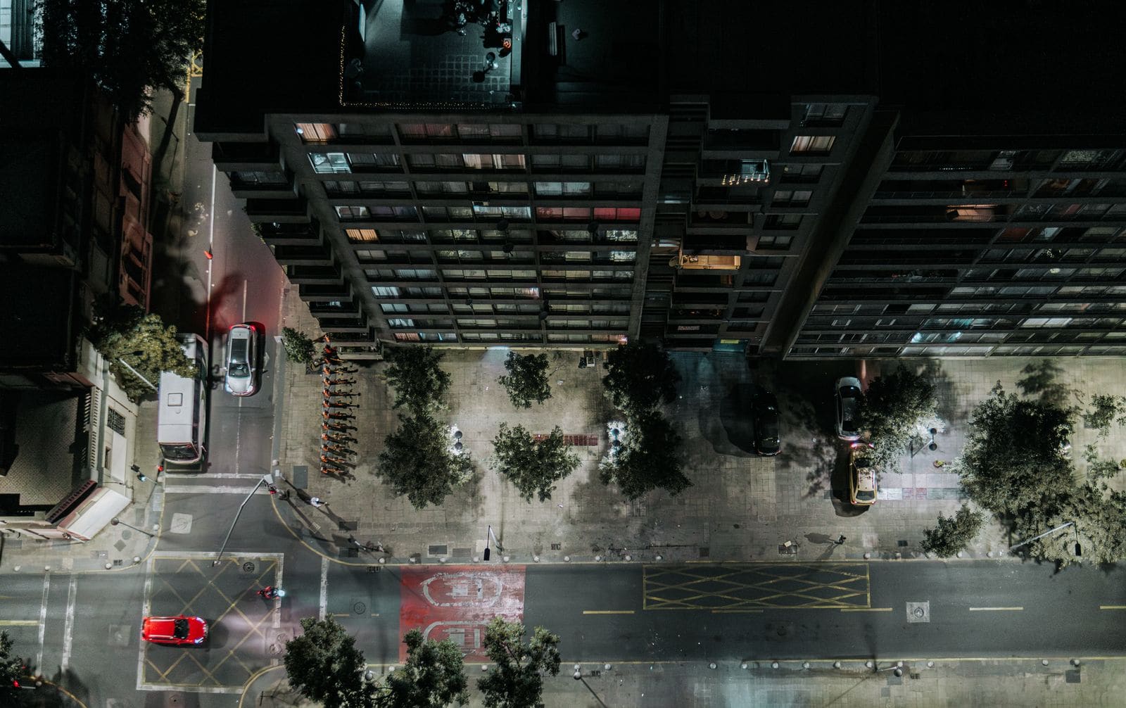 Calle de Santiago de noche vista desde altura