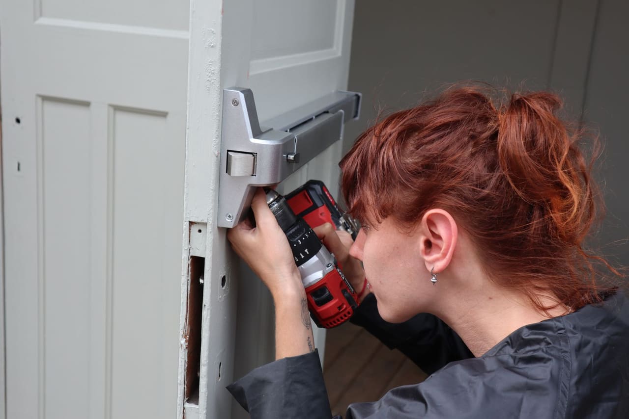 Instalación de una cerradura nueva preparando el alojamiento de la puerta